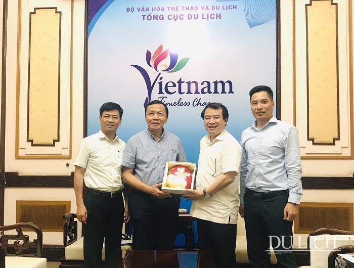Phó Tổng cục trưởng TCDL Hà Văn Siêu tặng quà lưu niệm Tổng Lãnh sự Việt Nam tại Vancouver Nguyễn Quang Trung